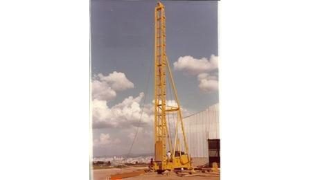 BATE-ESTACAS POR GRAVIDADE, POTENCIA160 HP, PESO DO MARTELO ATE 3 TONELADAS