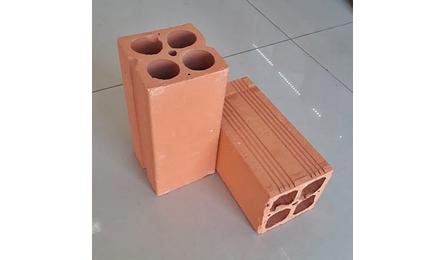 Foto do insumo SINAPI 7270 — BLOCO CERAMICO / TIJOLO VAZADO PARA ALVENARIA DE VEDACAO, 4 FUROS NA HORIZONTAL 