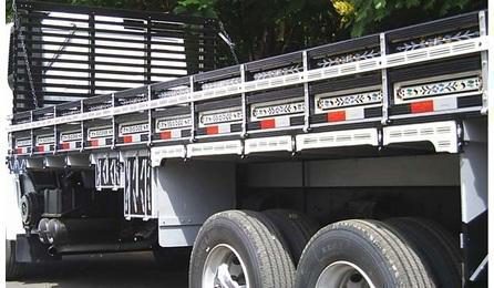 CARROCERIA FIXA ABERTA DE MADEIRA PARA TRANSPORTE GERAL DE CARGA SECA DIMENSOES APROXIMADAS 2,5 X 7,5 X 0,50 M (INCLUI MONTAGEM, NAO INCLUI CAMINHAO)