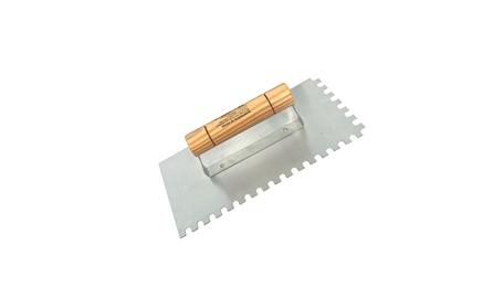 Foto do insumo SINAPI 38369 — DESEMPENADEIRA DE ACO DENTADA 12 X *25* CM, DENTES 8 X 8 MM, CABO FECHADO DE MAD