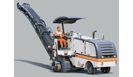 FRESADORA DE ASFALTO A FRIO SOBRE RODAS, LARG. FRESAGEM 1,00 M, POT. 155 KW/208 HP
