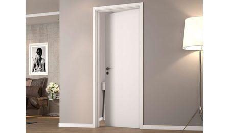 KIT PORTA PRONTA DE MADEIRA, FOLHA PESADA (NBR 15930) DE 800 X 2100 MM, DE 40 MM A 45 MM DE ESPESSURA, NUCLEO SOLIDO, CAPA LISA EM HDF, ACABAMENTO MELAMINICO BRANCO (INCLUI MARCO, ALIZARES, DOBRADICAS E FECHADURA EXTERNA)