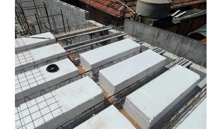 LAJE PRE-MOLDADA TRELICADA (LAJOTAS + VIGOTAS) COM LAJOTA EM POLIESTIRENO EXPANDIDO (EPS), H25,*33* X 100 X 25 CM (L X C X A) E VIGOTA VTR *12* X 25 CM (L X A), PARA PISO, UNIDIRECIONAL, SOBRECARGA DE 350 KGF/M2, VAO ATE 9 M (SEM COLOCACAO)