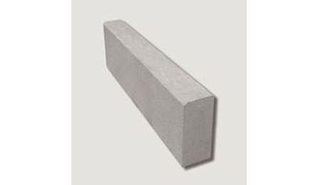 Foto do insumo SINAPI 41682 — MEIO-FIO OU GUIA DE CONCRETO PRE MOLDADO, COMP 1 M, *30 X 10/12* CM (H X L1/L2)