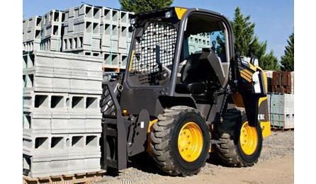 MINICARREGADEIRA SOBRE RODAS, POTENCIA LIQUIDA DE *47* HP, CAPACIDADE NOMINAL DE OPERACAO DE *646* KG