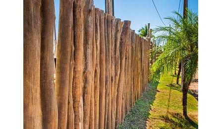 Foto do insumo SINAPI 2747 — MOURAO ROLICO DE MADEIRA TRATADA, D = 16 A 20 CM, H = 2,20 M, EM EUCALIPTO OU EQ