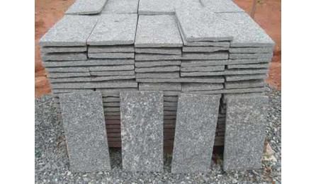 Foto do insumo SINAPI 10734 — PEDRA GRANITICA, SERRADA, TIPO MIRACEMA, MADEIRA, PADUANA, RACHINHA, SANTA ISABE