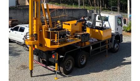 PERFURATRIZ HIDRAULICA COM TRADO CURTO ACOPLADO, PROFUNDIDADE MAXIMA DE 20 M, DIAMETRO MAXIMO DE 1500 MM, POTENCIA INSTALADA DE 137 HP, MESA ROTATIVA COM TORQUE MAXIMO DE 30 KNM (INCLUI MONTAGEM, NAO INCLUI CAMINHAO)