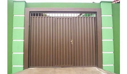 Foto do insumo SINAPI 37561 — PORTAO DE CORRER EM CHAPA TIPO PAINEL LAMBRIL QUADRADO, COM PORTA SOCIAL COMPLET