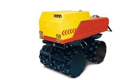 ROLO COMPACTADOR VIBRATORIO PE DE CARNEIRO, COM CONTROLE REMOTO POR RADIO, POTENCIA 12,5 KW, PESO OPERACIONAL DE 1,675 T, LARGURA DE TRABALHO 0,85 M