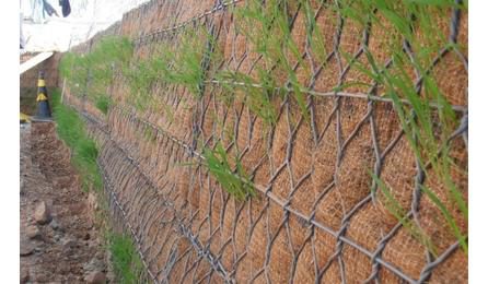 Foto do insumo SINAPI 34630 — TELA EM MALHA HEXAGONAL DE DUPLA TORCAO 8 X 10 CM (ZN/AL REVESTIDO COM POLIMERO)