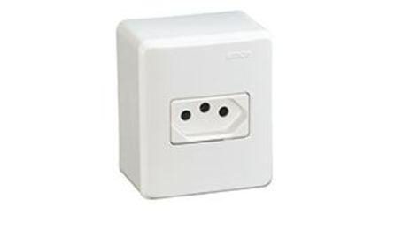 Foto do insumo SINAPI 12147 — TOMADA 2P+T 10A, 250V, CONJUNTO MONTADO PARA SOBREPOR 4" X 2" (CAIXA + MODULO)