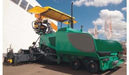 VIBROACABADORA DE ASFALTO SOBRE ESTEIRAS, LARG. PAVIMENT. 1,90 A 5,3 M, POT. 78 KW/105 HP, CAP. 450 T/H